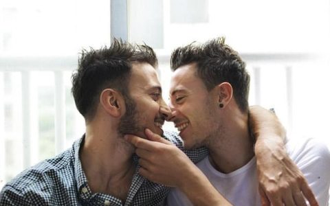 怎么判断男生是不是Gay？ 怎么判断一个男生是不是弯的